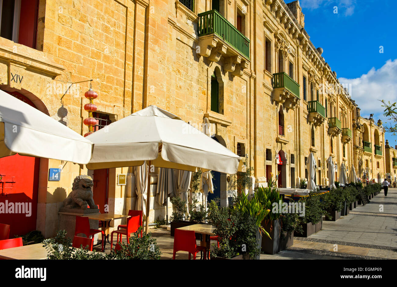 Storici restaurati gli edifici adibiti a magazzino nel litorale di La Valletta Valletta, Malta Foto Stock
