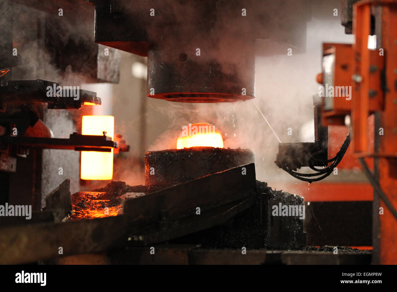 Caldo automatica mediante processo di stampaggio delle sfere di macinazione della billetta rotondo Foto Stock