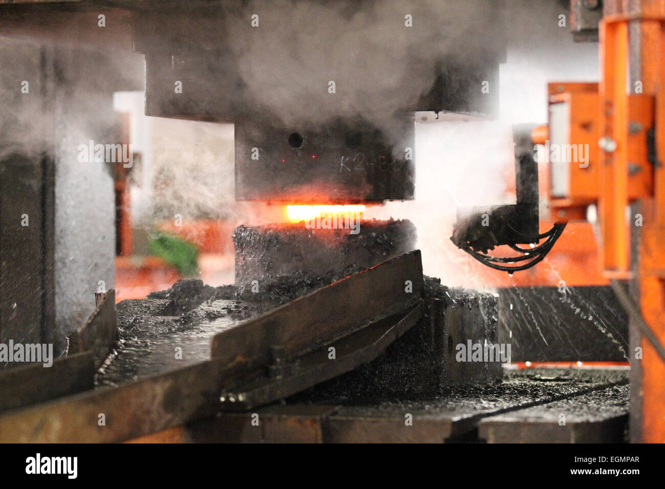 Caldo automatica mediante processo di stampaggio delle sfere di macinazione della billetta rotondo Foto Stock