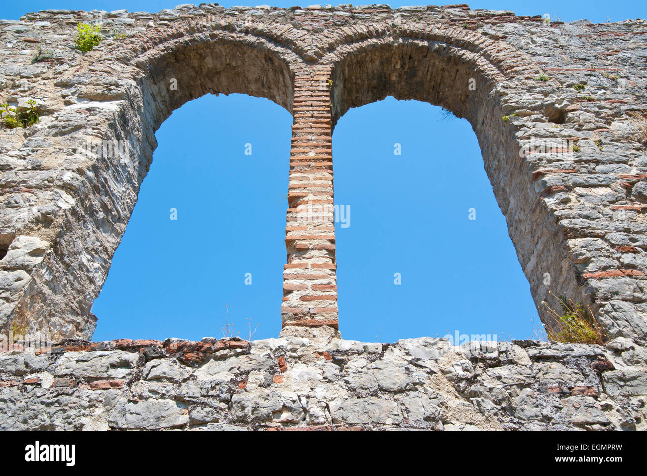 Arco in pietra, rovine romane, Sito Patrimonio Mondiale dell'UNESCO, Buthrotum, Albania Foto Stock