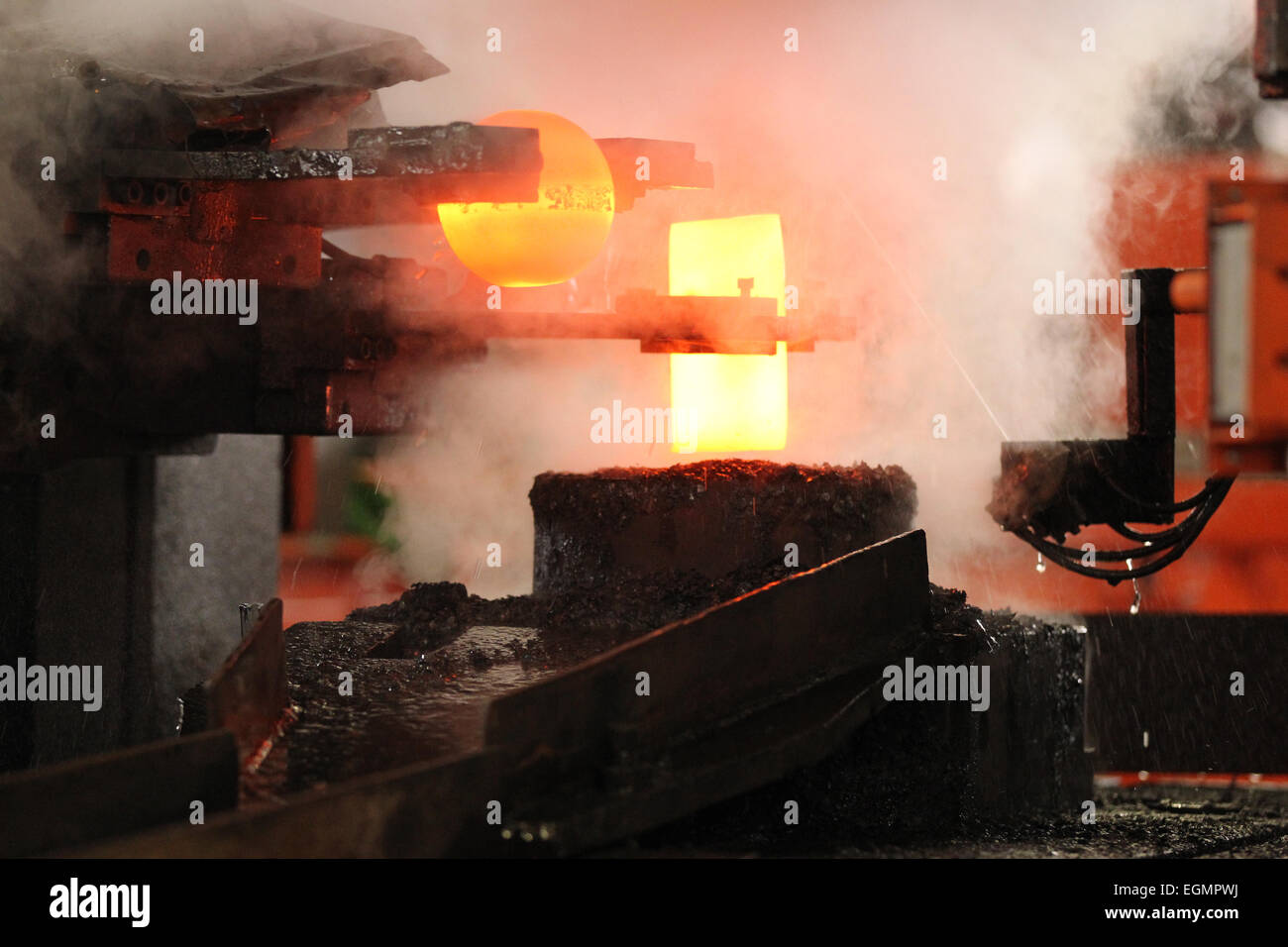 Caldo automatica mediante processo di stampaggio delle sfere di macinazione della billetta rotondo Foto Stock