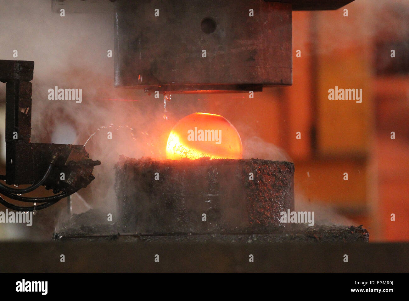 Caldo automatica mediante processo di stampaggio delle sfere di macinazione della billetta rotondo Foto Stock