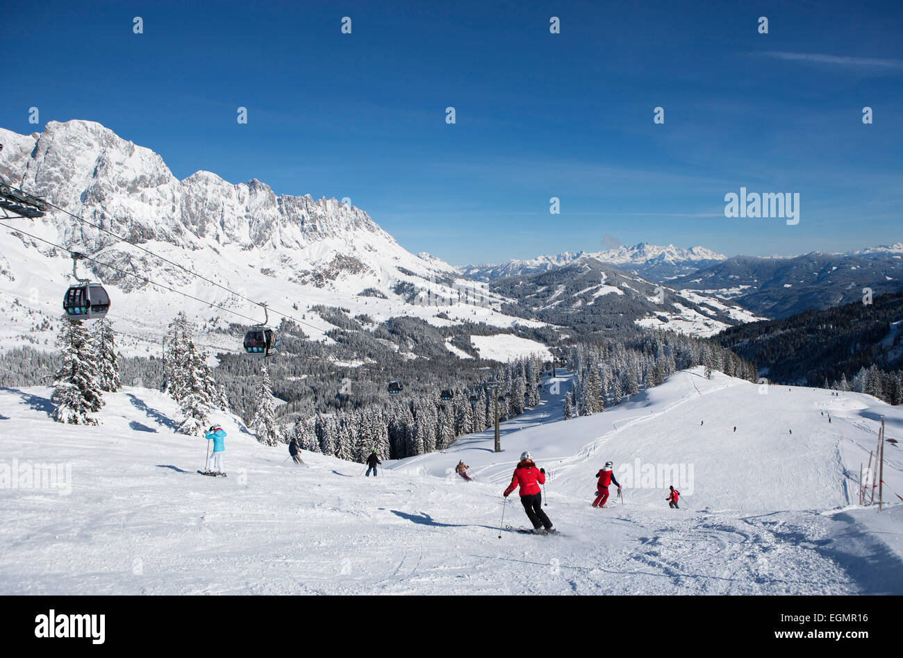 Gli sciatori sulle piste da sci nella parte anteriore del paesaggio di montagna, Hochkönig, Amade zona sciistica, Mühlbach, Stato di Salisburgo, Austria Foto Stock
