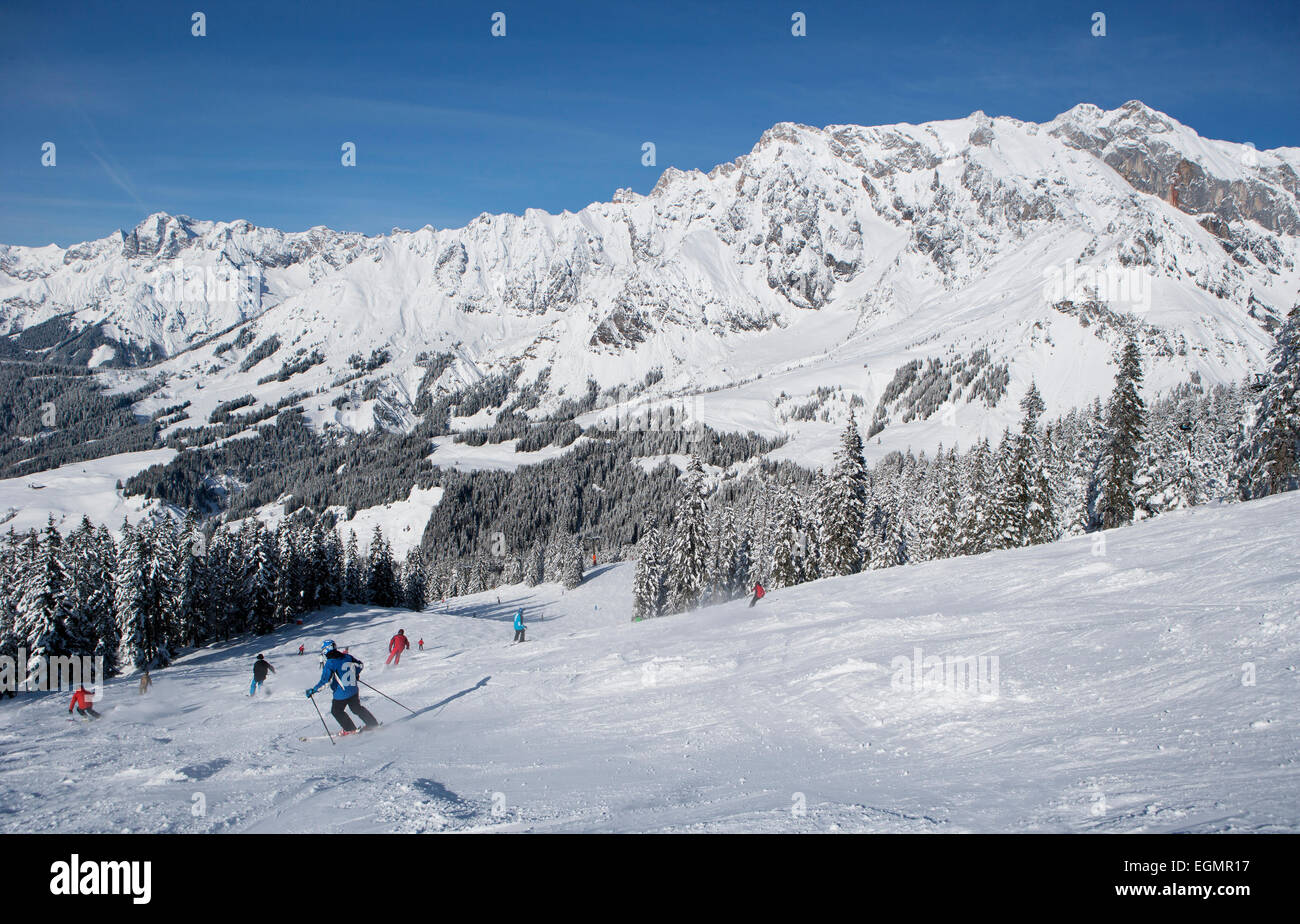 Gli sciatori sulle piste da sci nella parte anteriore del paesaggio di montagna, Hochkönig, Amade zona sciistica, Mühlbach, Stato di Salisburgo, Austria Foto Stock