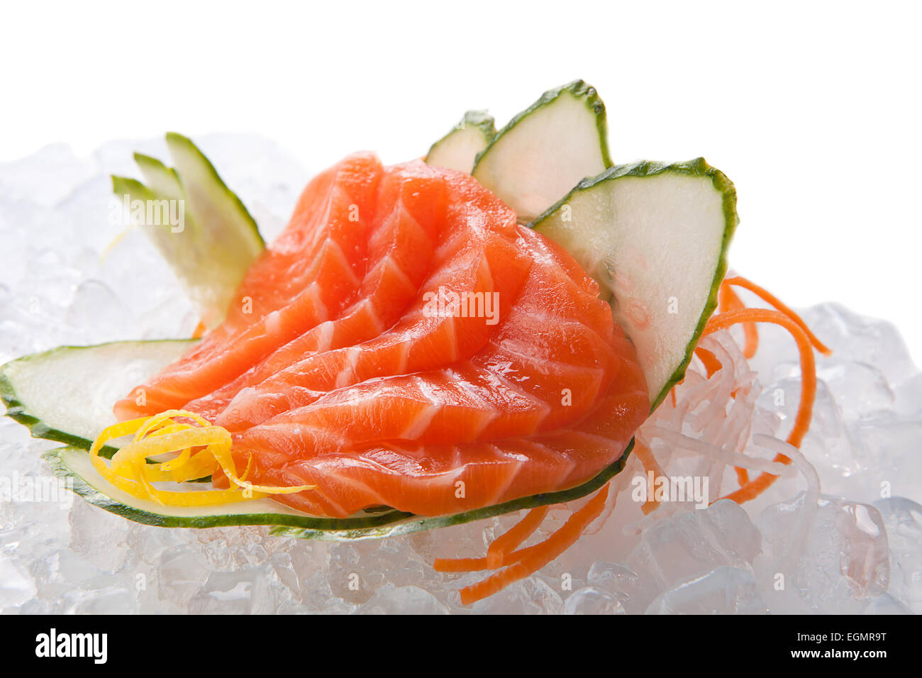 Sushi Sashimi fettine con verdure su ghiaccio Foto Stock