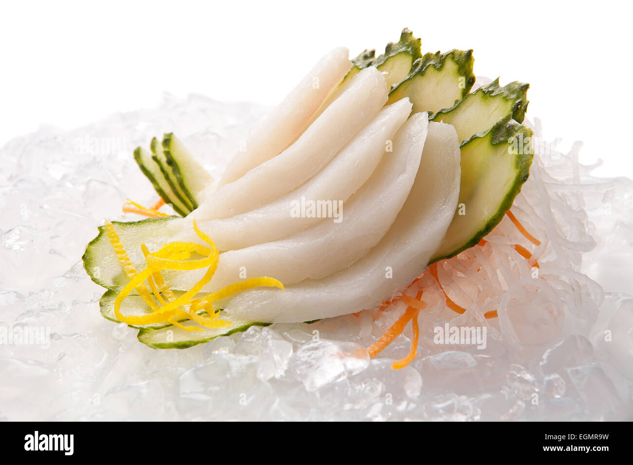 Sushi Sashimi fettine con verdure su ghiaccio Foto Stock