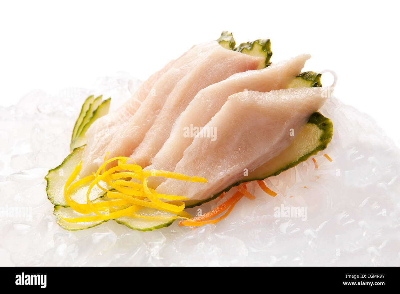 Sushi Sashimi fettine con verdure su ghiaccio Foto Stock