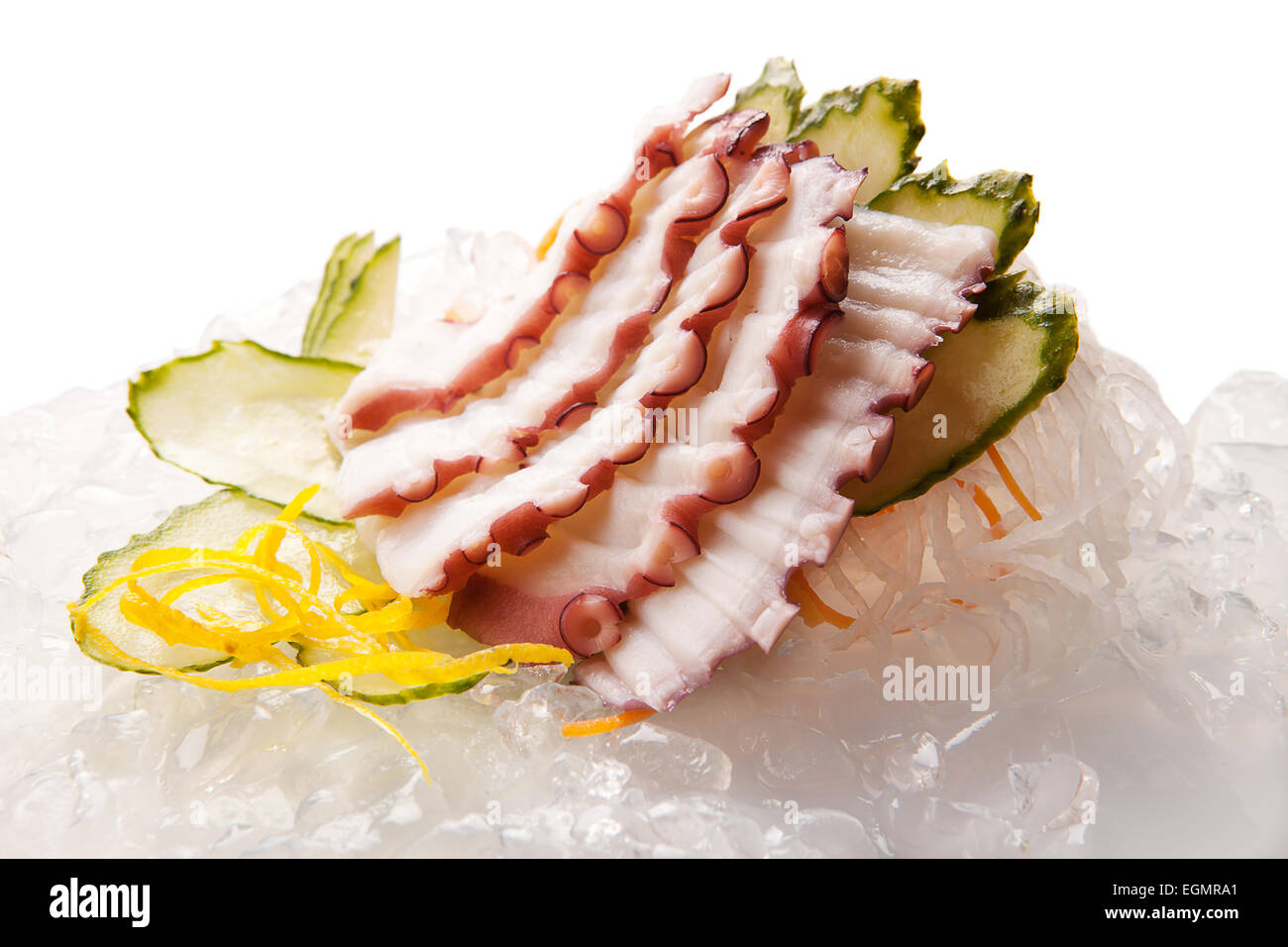 Sushi Sashimi fettine con verdure su ghiaccio Foto Stock