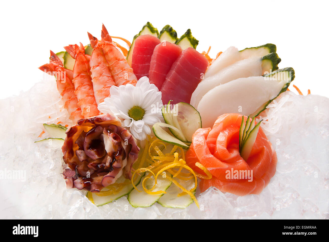 Sushi Sashimi fettine con verdure su ghiaccio Foto Stock