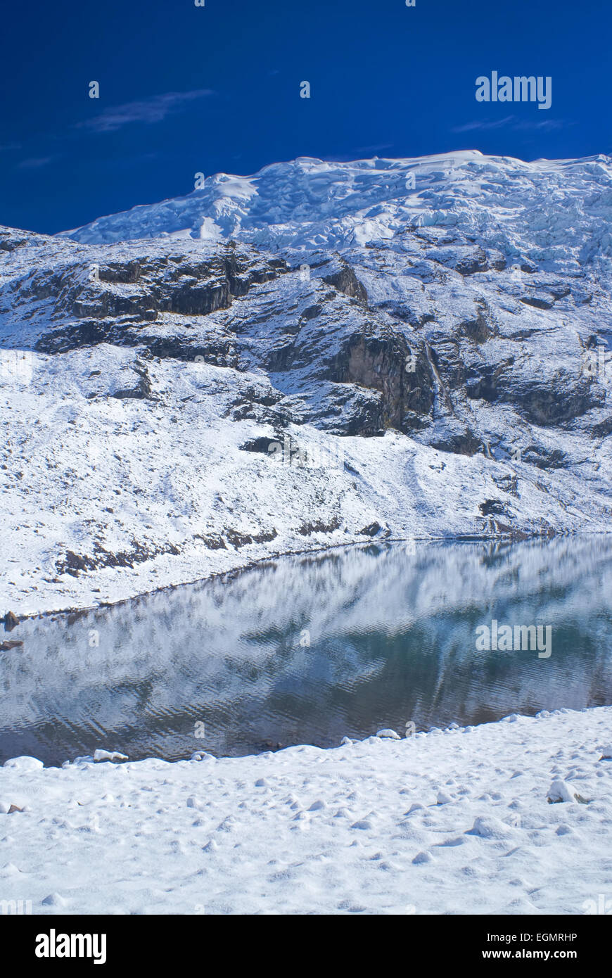 Cancellare l'acqua del lago Presso Ausangate in alta quota di south american Ande del Perù Foto Stock