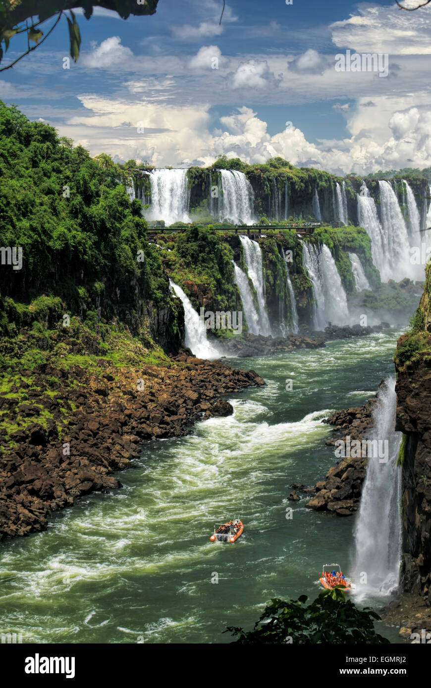 Drammatica vista delle cascate di Iguazu in Argentina con le imbarcazioni turistiche sul fiume Foto Stock