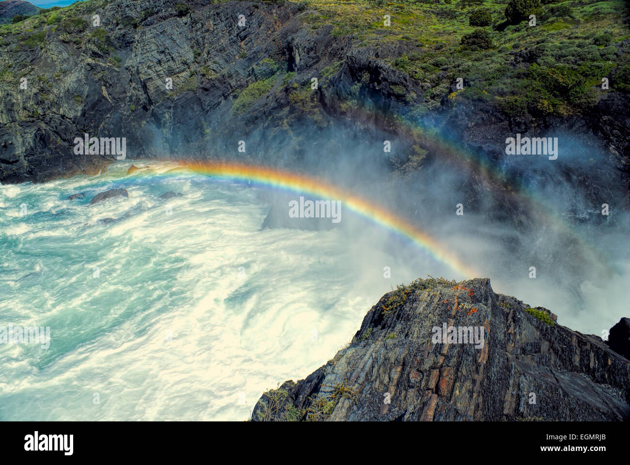 Rainbow su una cascata di Torres del Paine in sud americana Andes Foto Stock