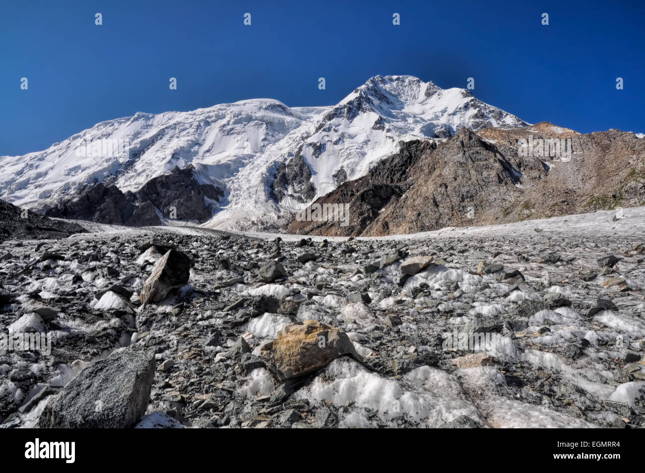 Vista panoramica del ghiacciaio e le cime più alte in Tien-Shan mountain range in Kirghizistan Foto Stock