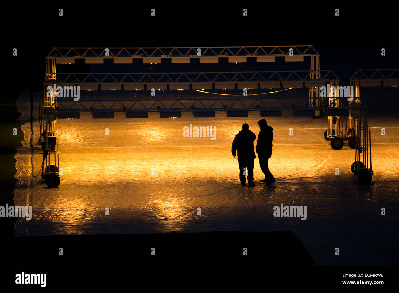 Groundsmen lavorare a Manchester City Football Club Ethiad stadium Foto Stock