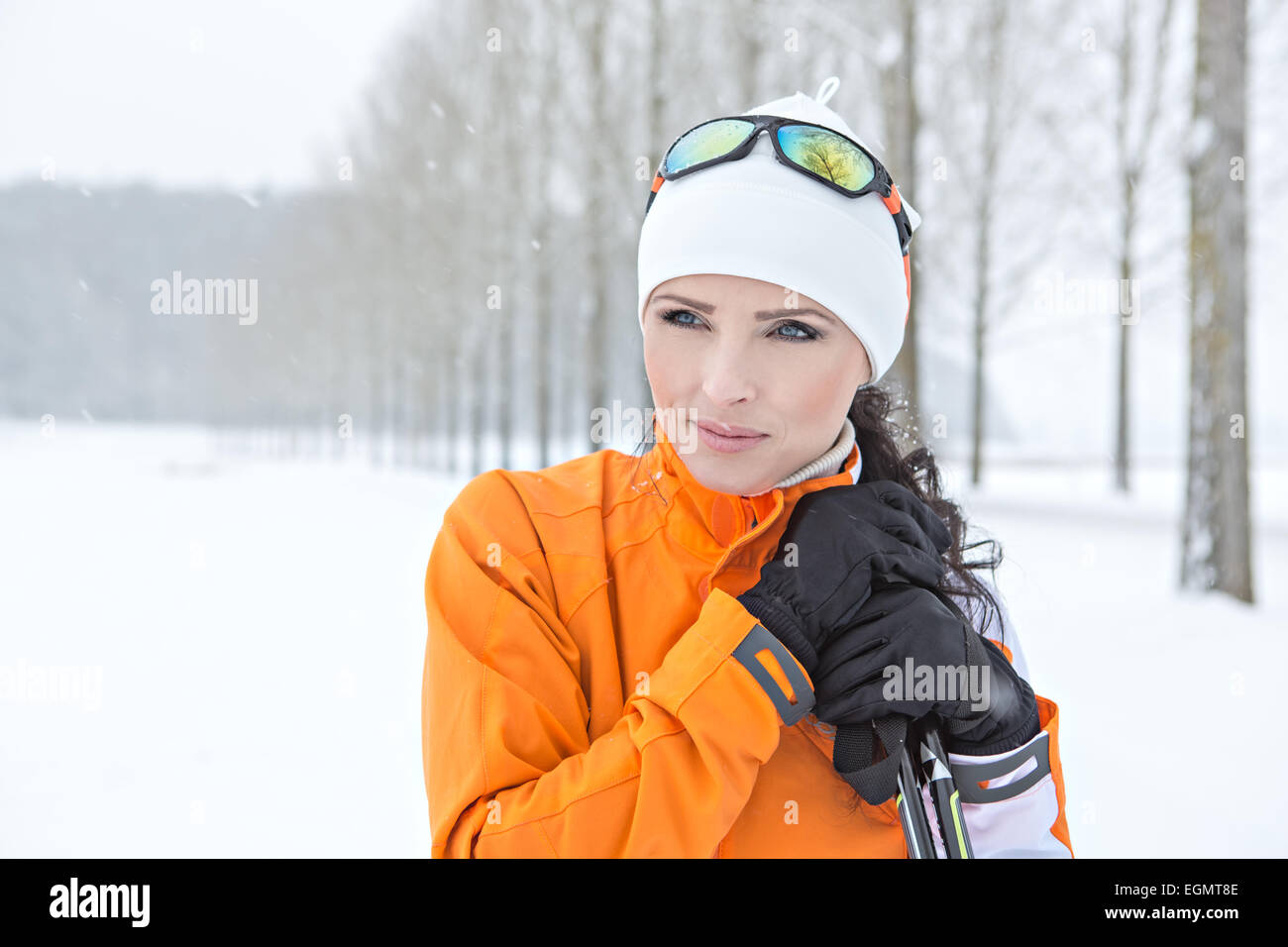 Una donna sci di fondo nelle Alpi Foto Stock
