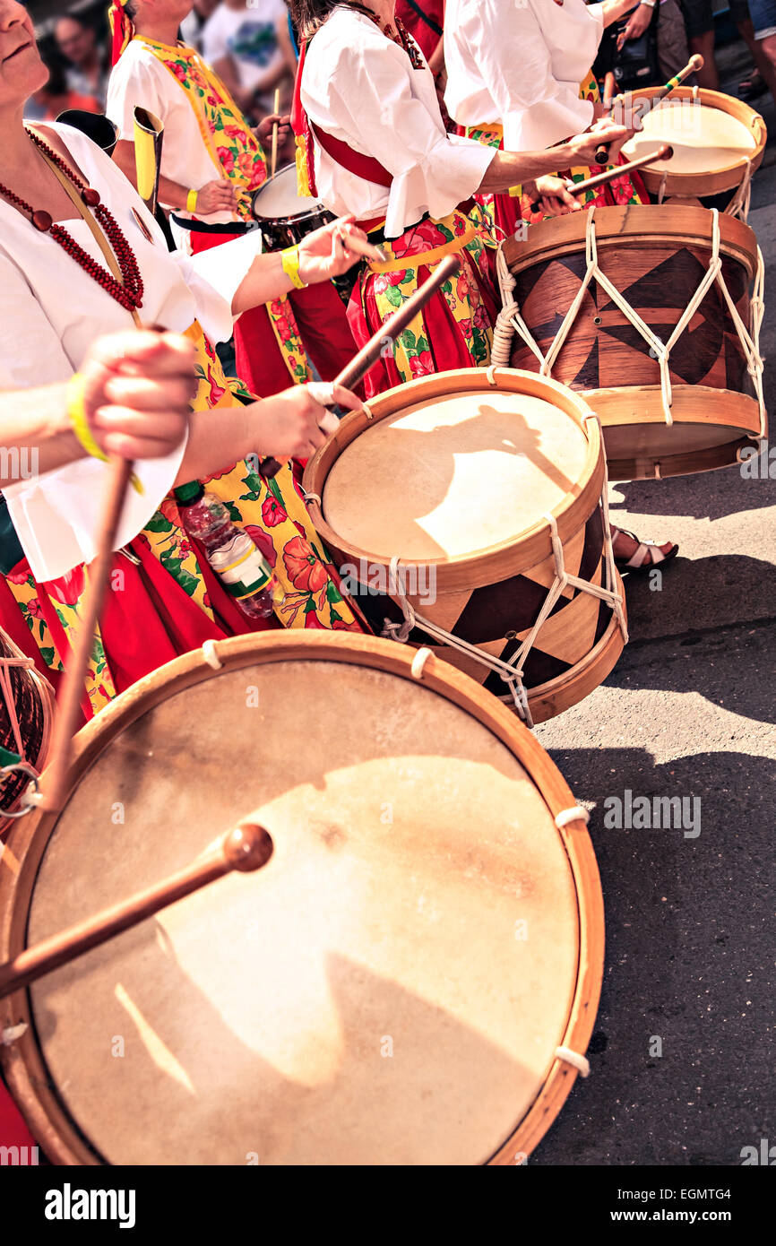 Una banda di tamburi sulla strada. Scene di Samba parade. Foto Stock