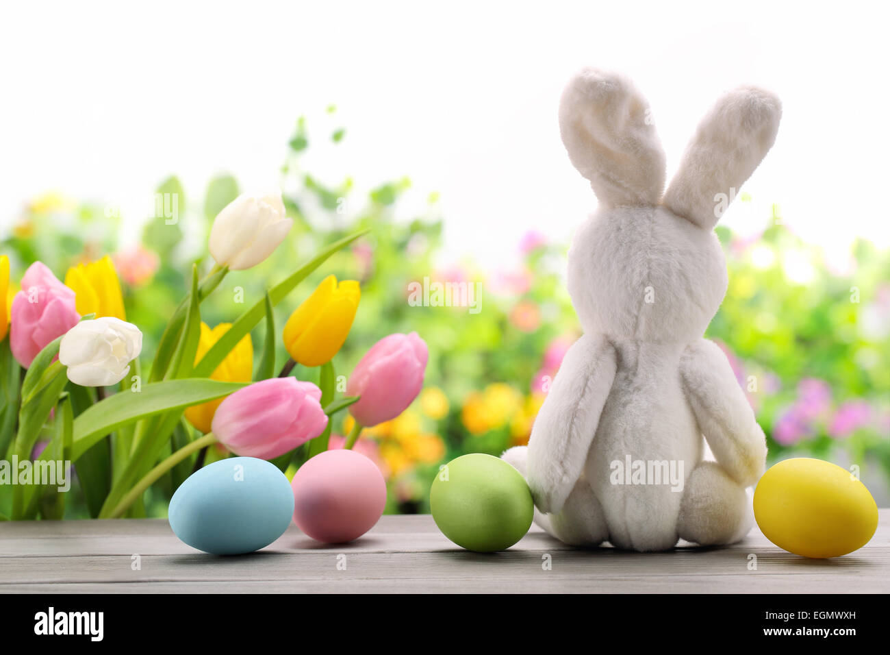 Decorazione di pasqua con il coniglio,uova e fiori. Foto Stock
