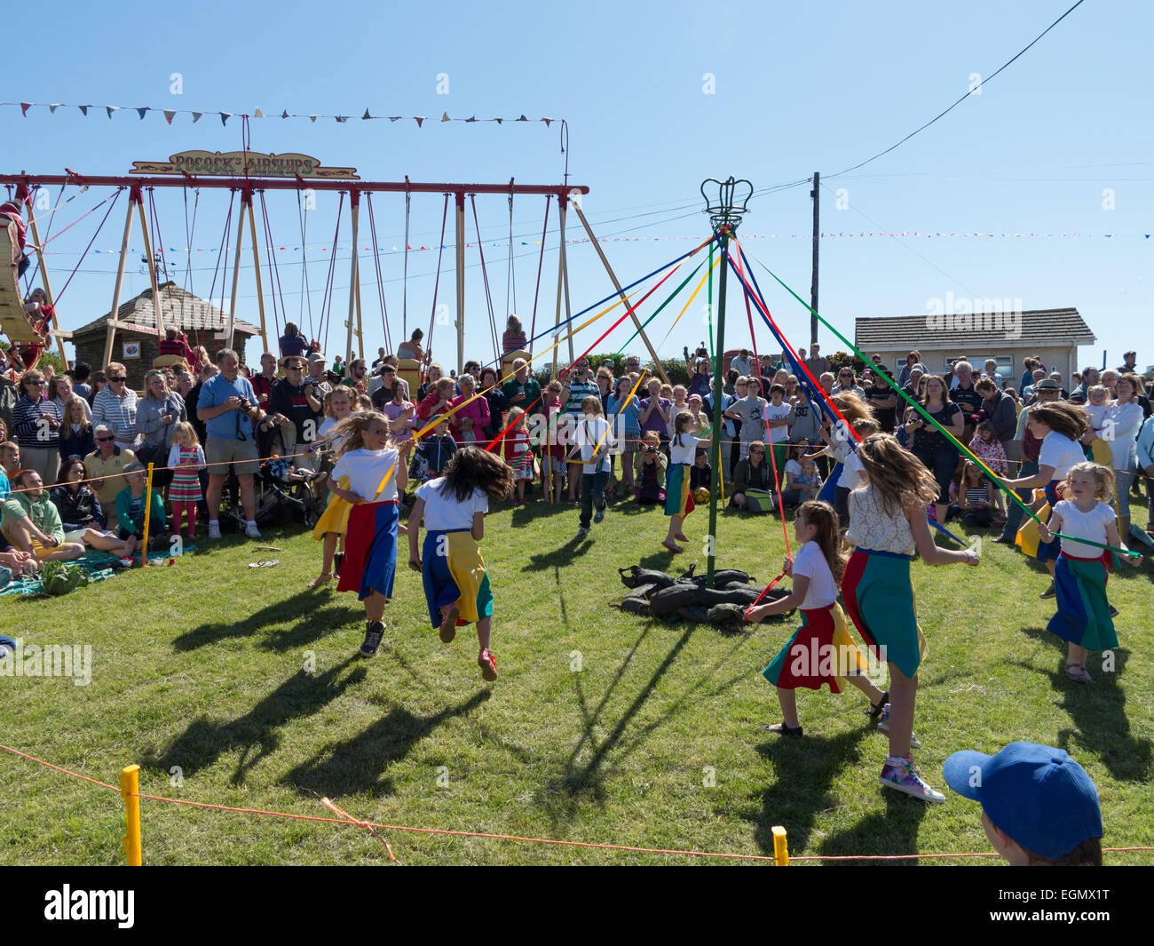 Estate fete o fayre, Est Prawle, South Devon. Ballando intorno il maypole Foto Stock