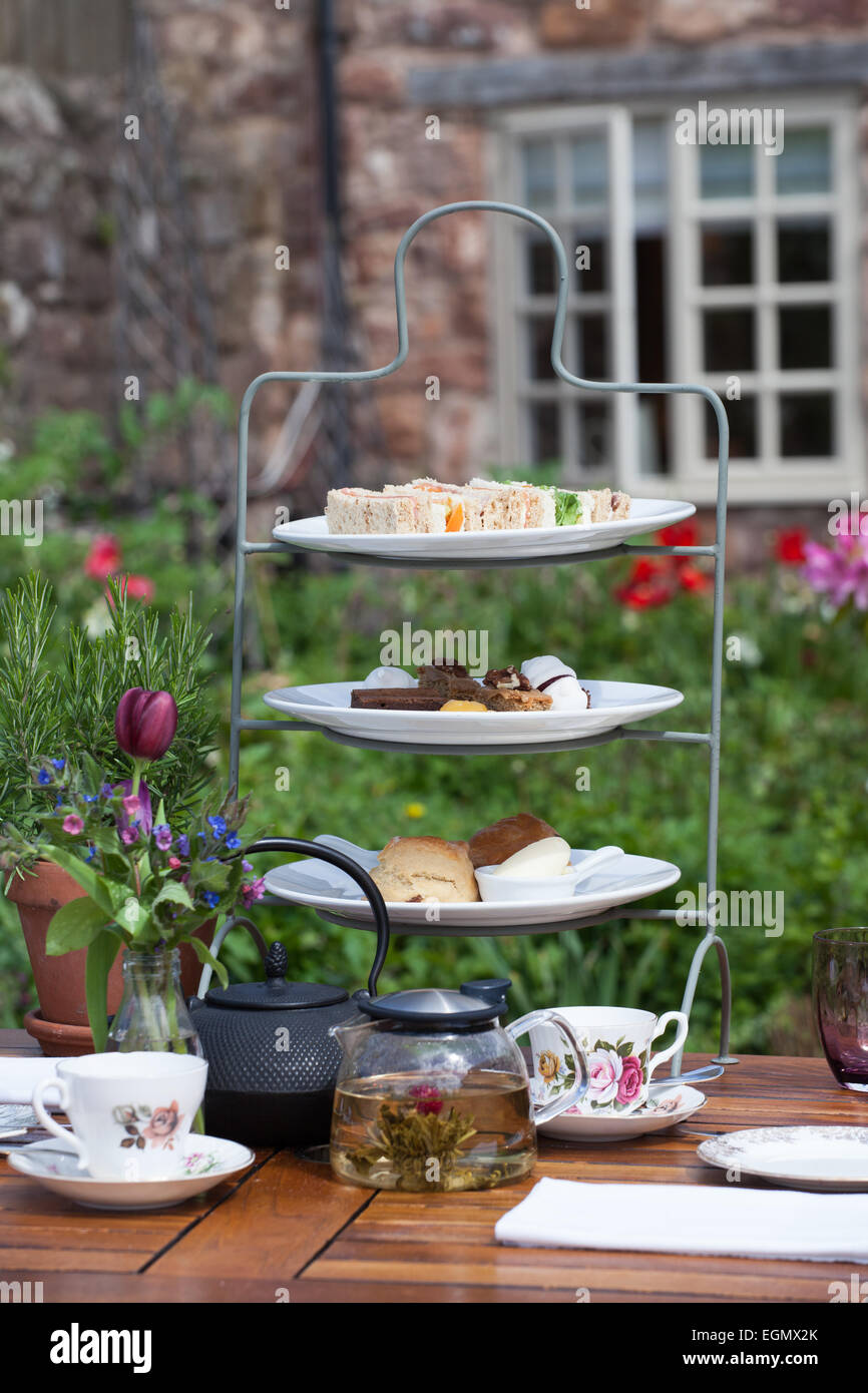 Pomeriggio tè alla crema servita in giardino Foto Stock