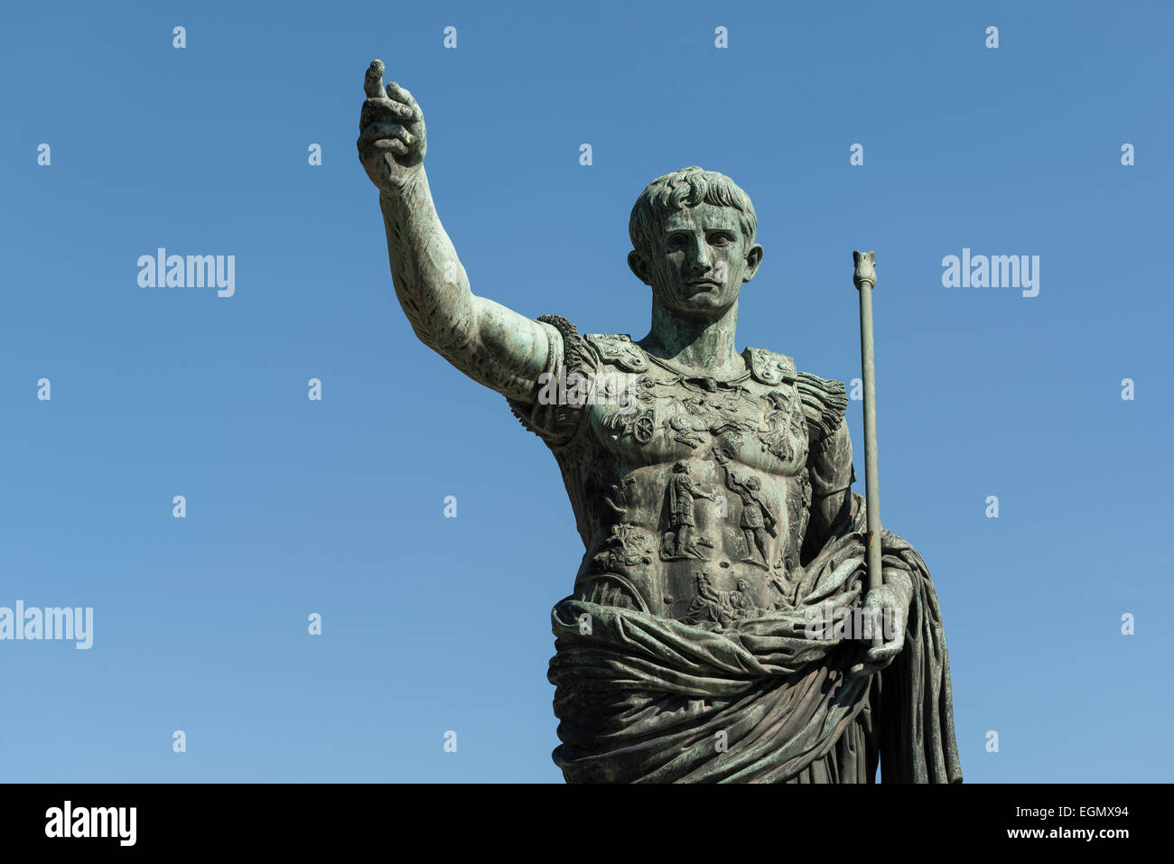 Roma. L'Italia. Statua di imperatore romano Augusto su via dei Fori Imperiali. Foto Stock