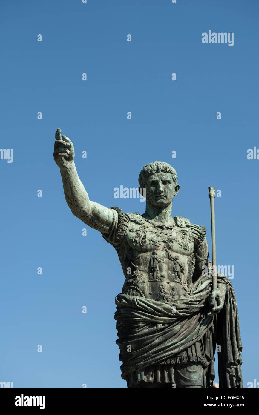 Roma. L'Italia. Statua di imperatore romano Augusto su via dei Fori Imperiali. Foto Stock