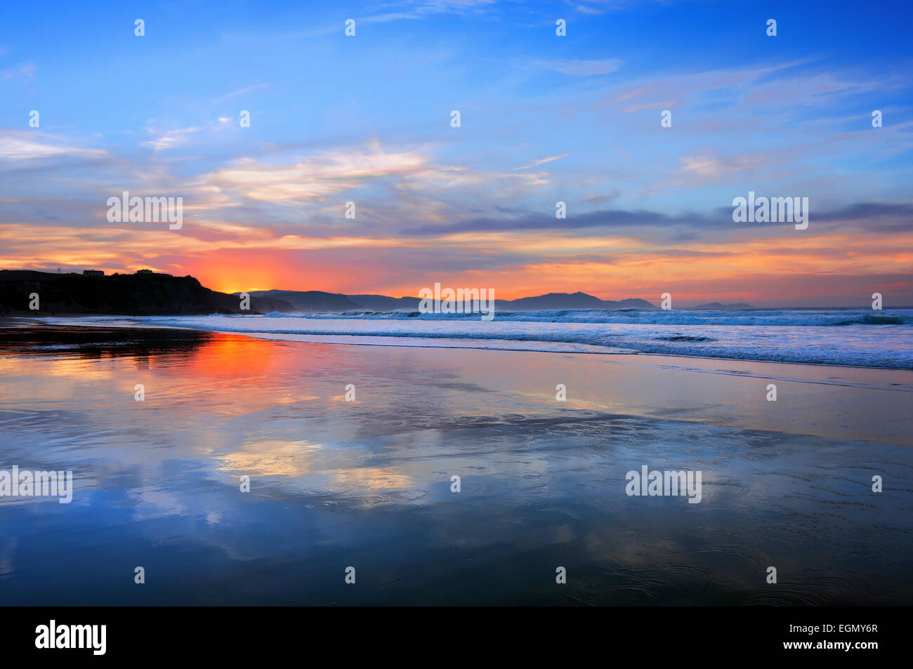 Sopelana spiaggia al tramonto con il cloud riflessioni Foto Stock