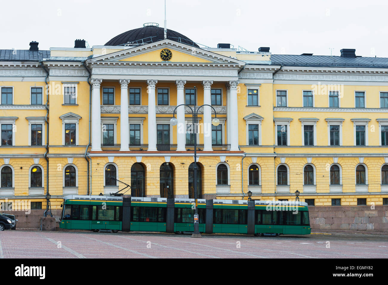 L'Europa, Scandinavia, Finlandia, Helsinki, tram al di fuori del palazzo del governo, Senatsplatz quadrato Foto Stock