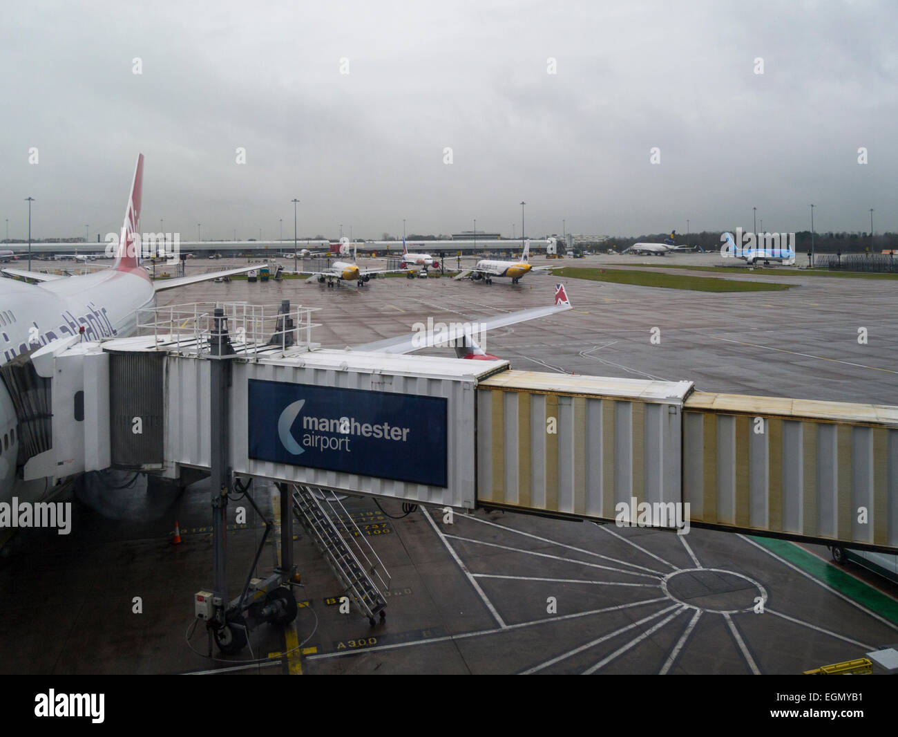 Guardando fuori attraverso il grembiule Manchester Airport Terminal 2 per numerosi vettori passeggero England Regno Unito di piani che sono preparati per i voli in coincidenza Foto Stock
