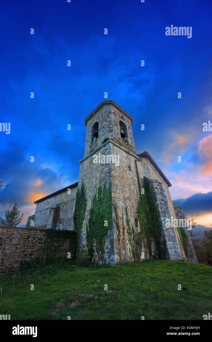 Chiesa in Bitoriano al tramonto. Alava, Paesi Baschi Foto Stock