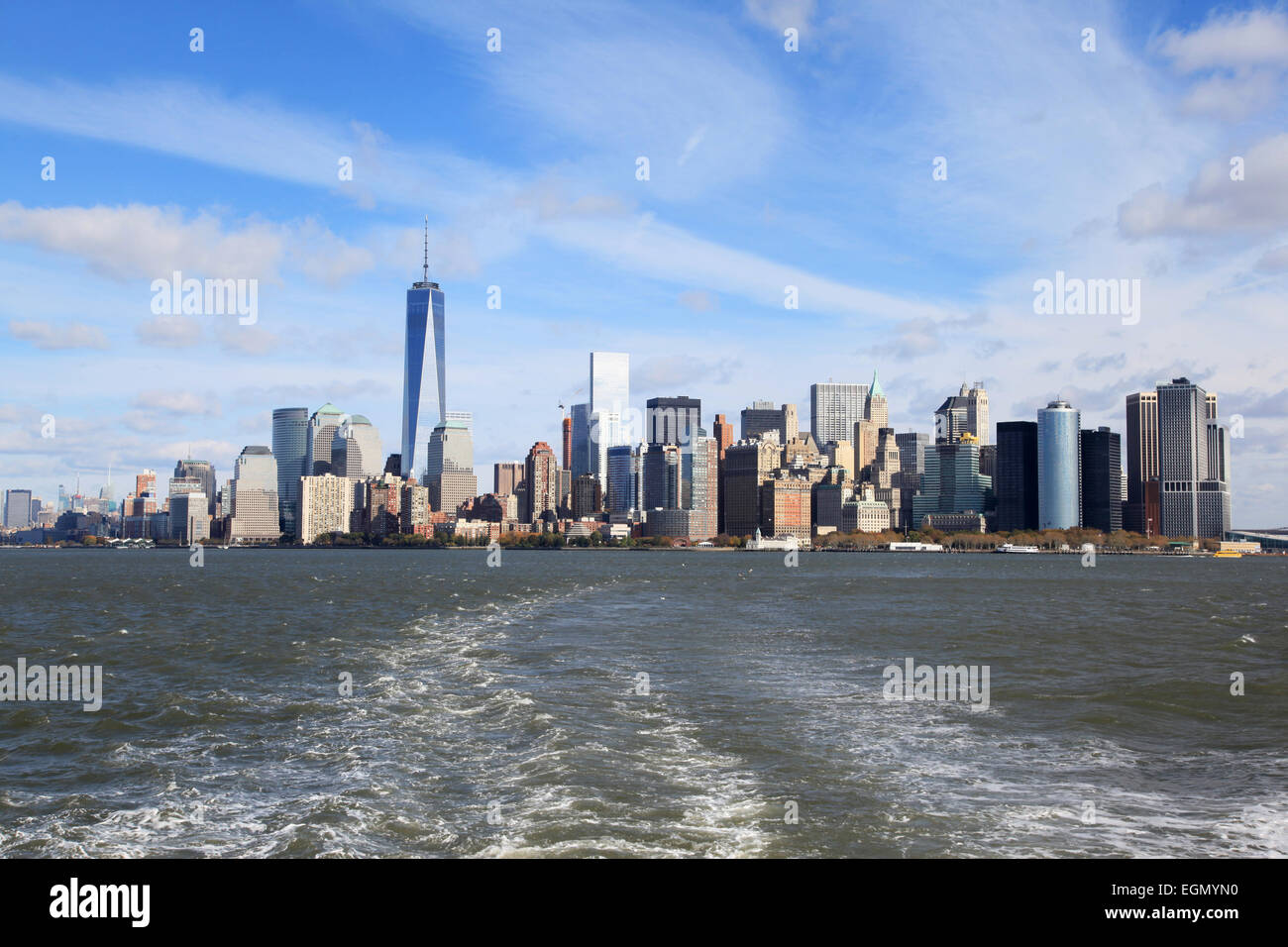 Una vista dall'acqua della skyline di New York Foto Stock