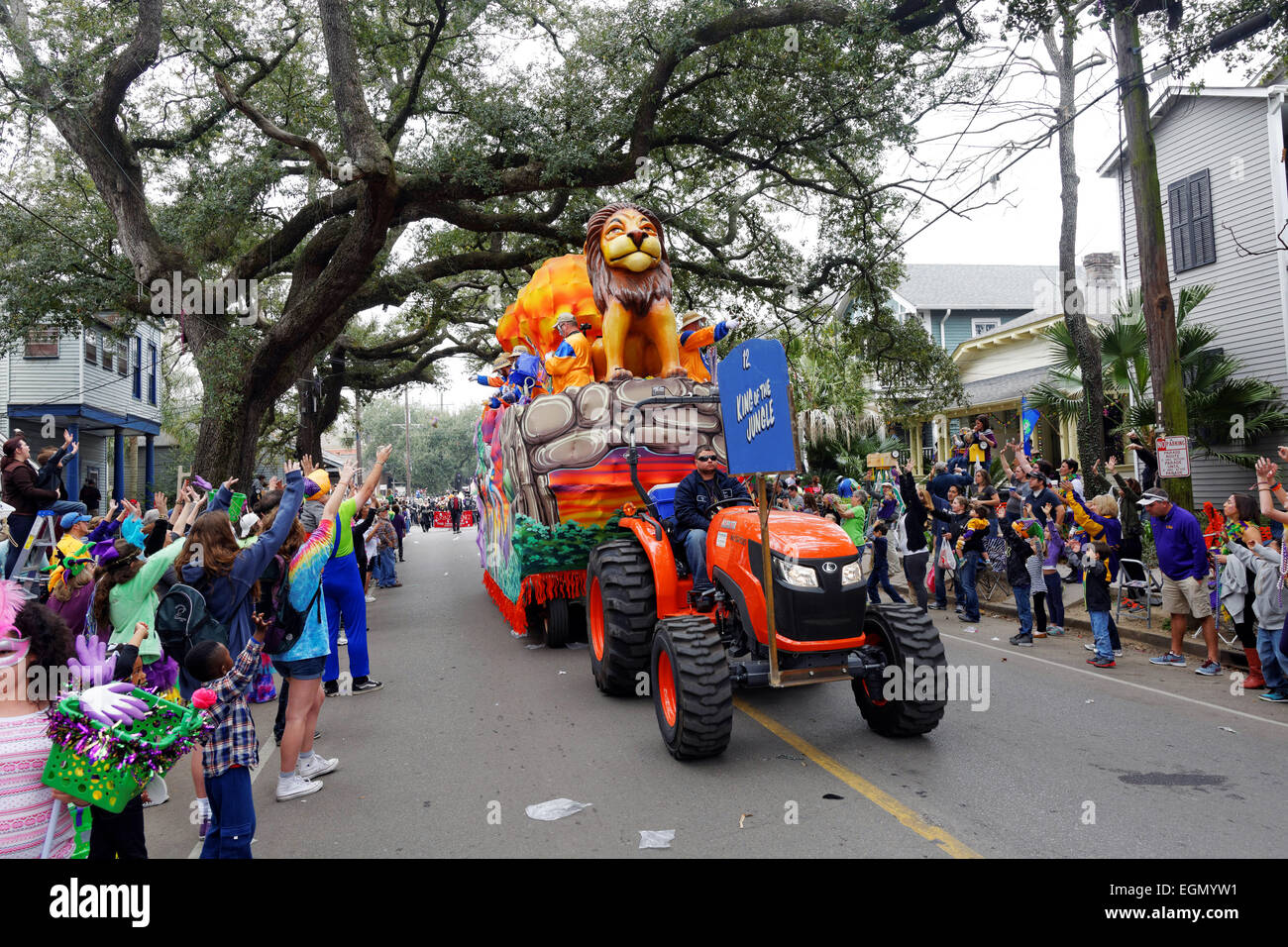 I bambini la cattura di perle, Parade, Mardi Gras 2015, New Orleans, Louisiana, Stati Uniti d'America. Foto Stock