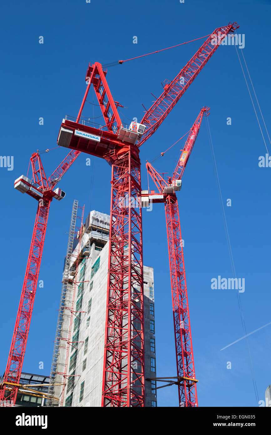 Red skanska gru sul sito in costruzione di Goldman Sachs banca del nuovo quartier generale europeo su farringdon STREET, LONDON REGNO UNITO Foto Stock
