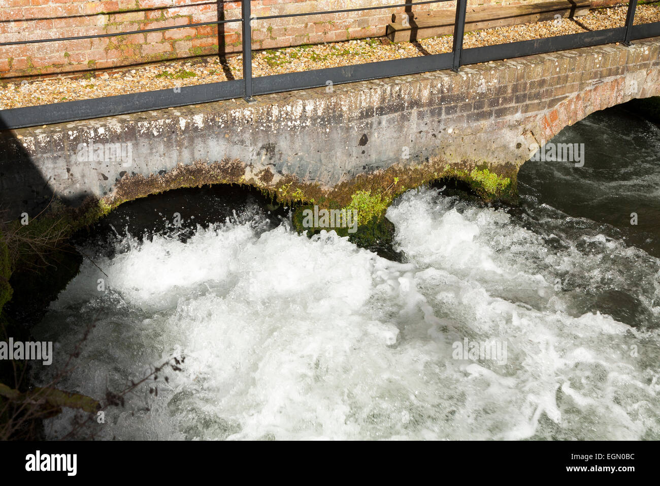 L'acqua che scorre sotto la città di Winchester Mill ( corn mill / Gristmill / mulino di farina per pane ) Sul Fiume Itchen. Hampshire REGNO UNITO Foto Stock