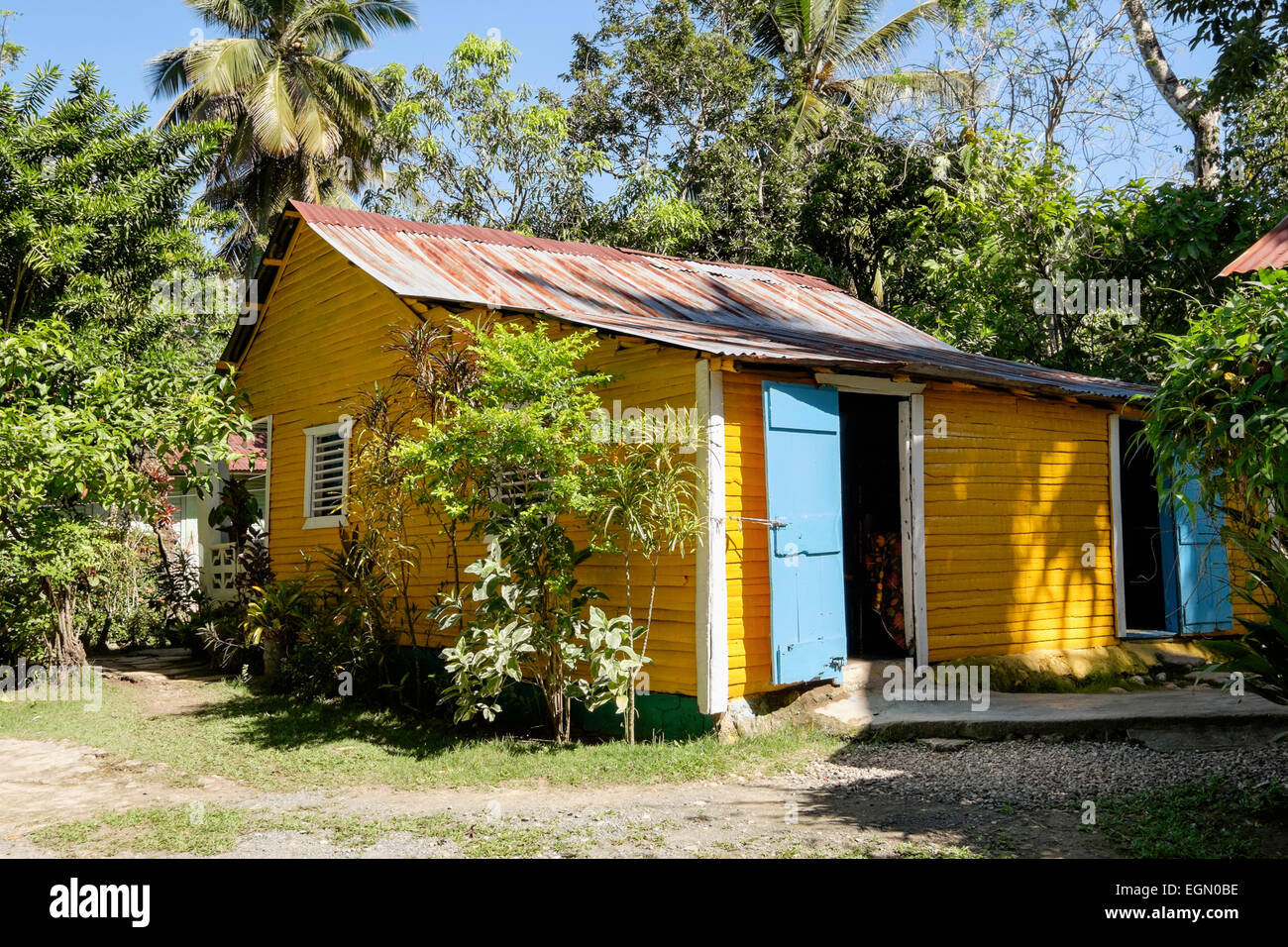 Una base tipica casa in legno in un villaggio rurale vicino a Puerto Plata, Repubblica Dominicana, arcipelago dei Caraibi, West Indies Foto Stock