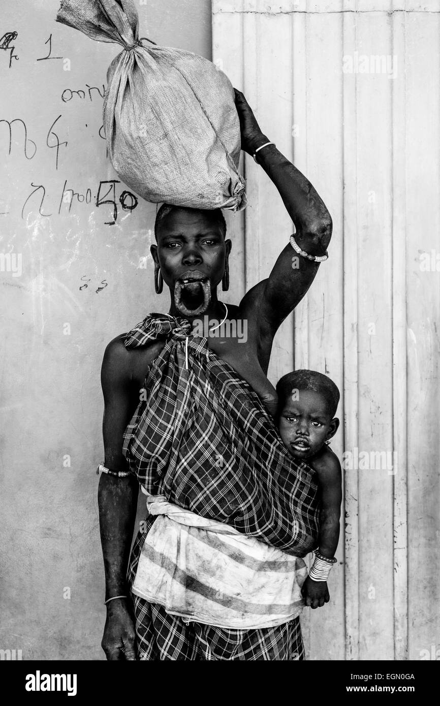 Ritratto di una donna e bambino dalla tribù dei Mursi, Jinka Città, Valle dell'Omo, Etiopia Foto Stock