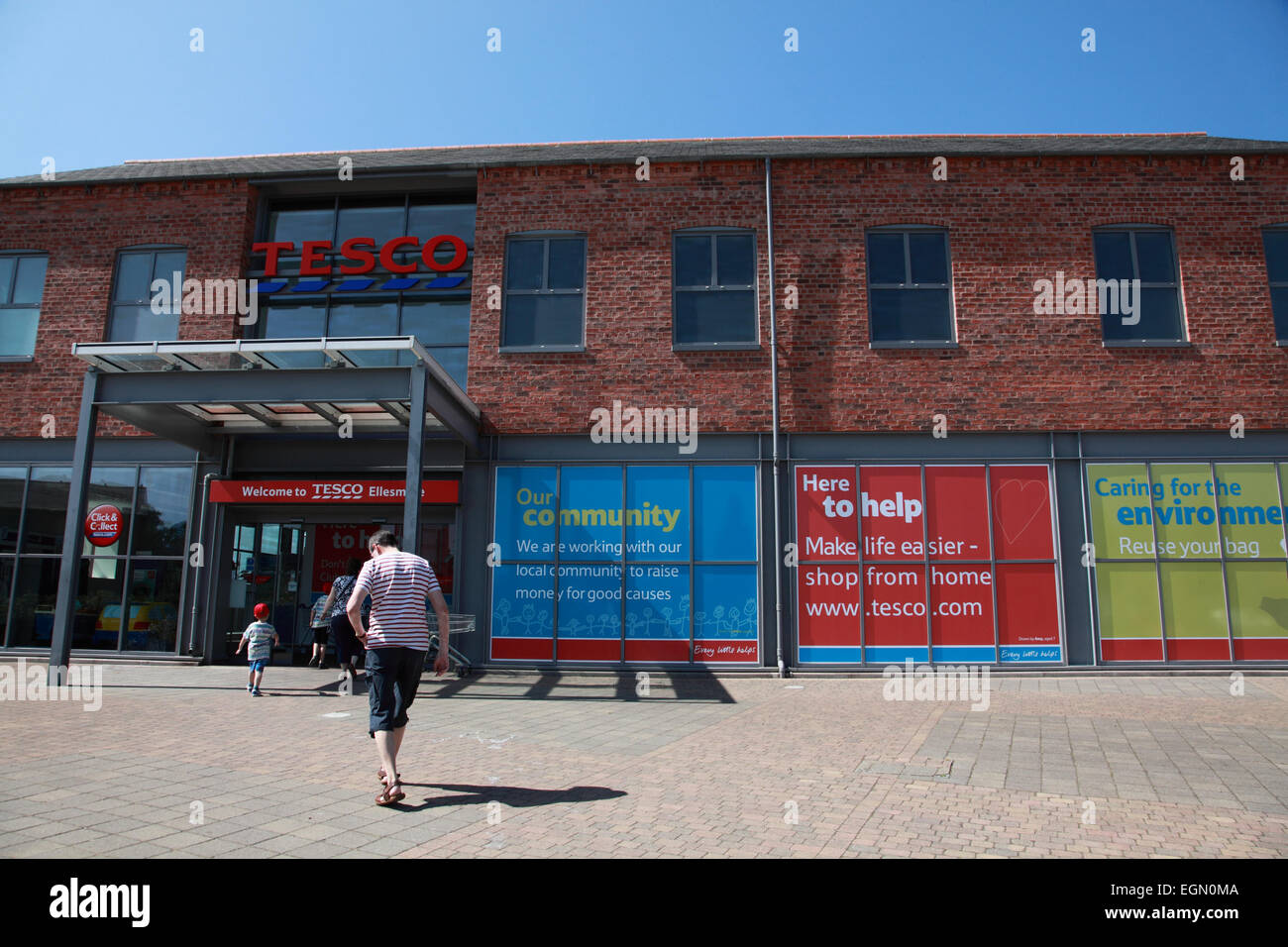 I clienti che entrano in negozio Tesco in Ellesmere, Shropshire Foto Stock