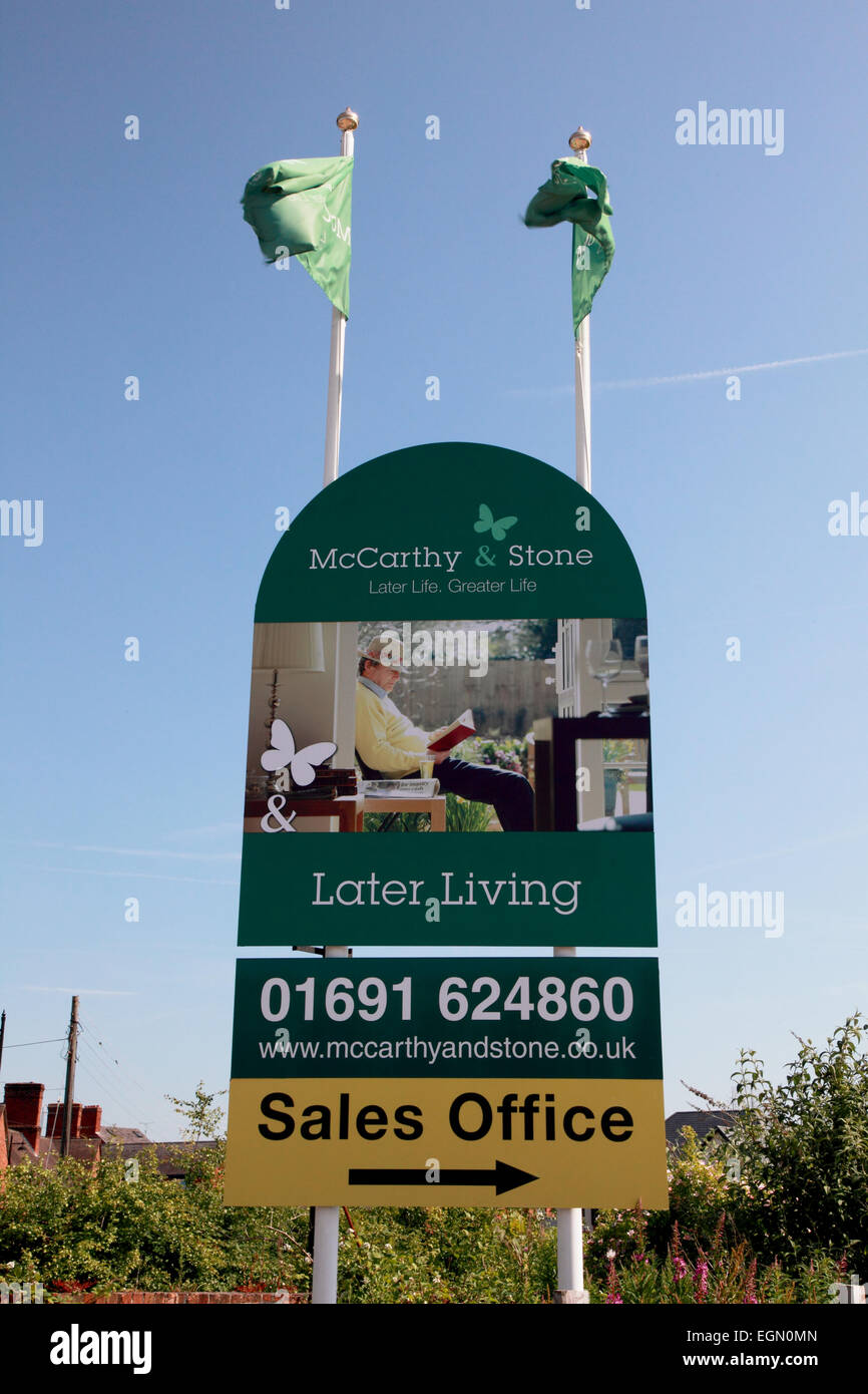 Sign in Ellesmere, Shropshire pubblicità la costruzione di McCarthy & Stone pensione appartamenti vivente Foto Stock