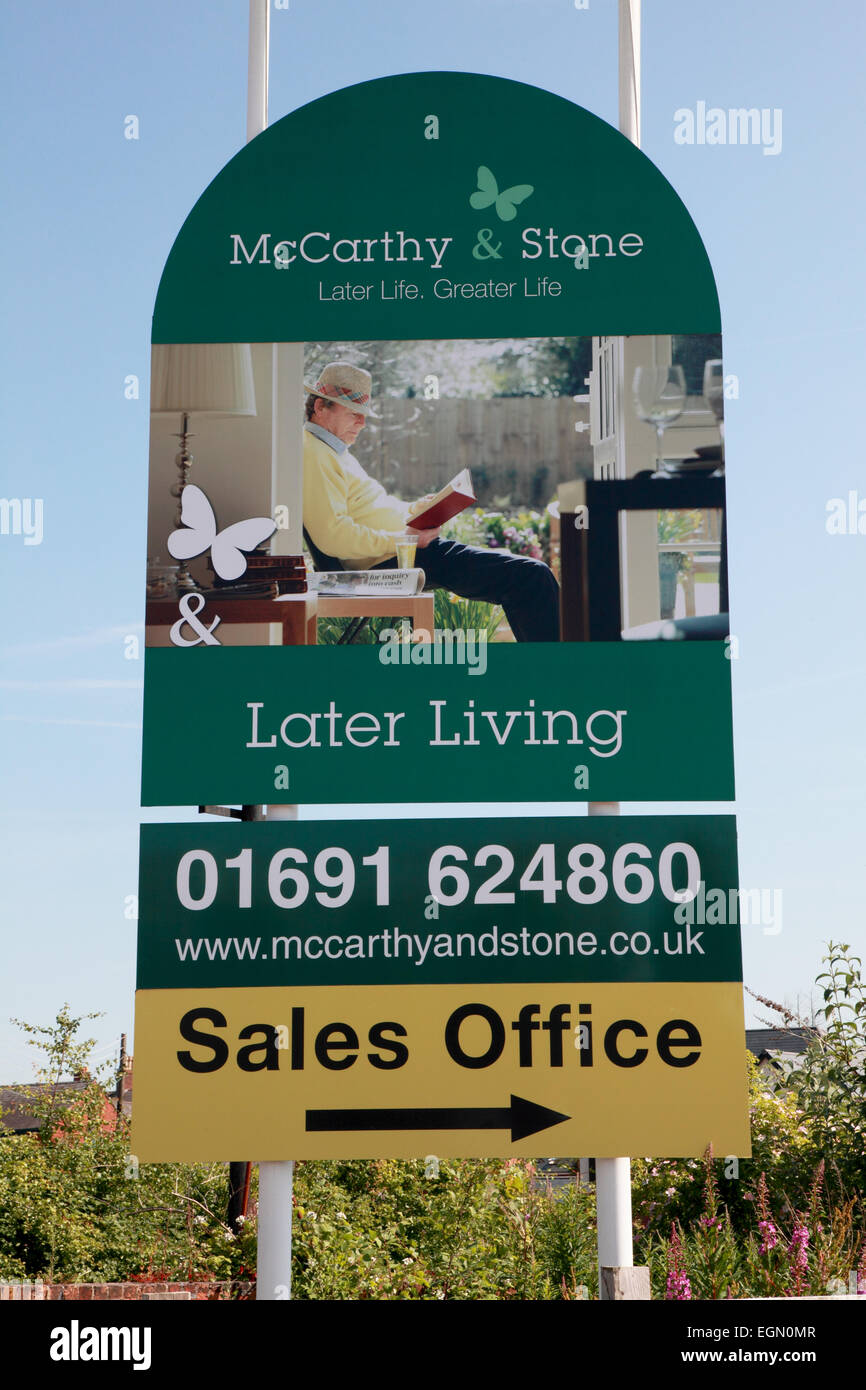 Sign in Ellesmere, Shropshire pubblicità la costruzione di McCarthy & Stone pensione appartamenti vivente Foto Stock