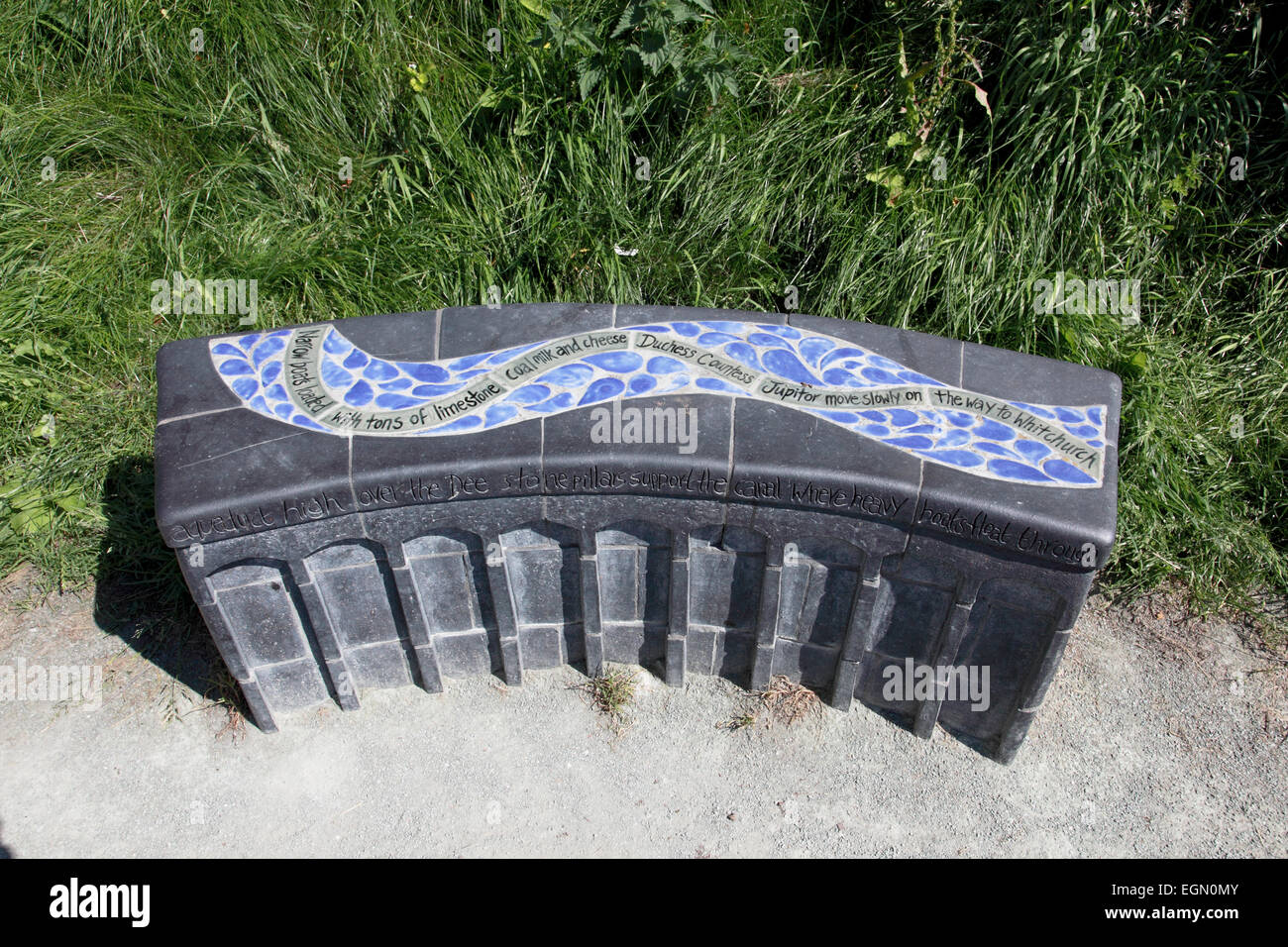 Una scultura da banco a Ellesmere in rappresentanza di Acquedotto Pontcysyllte che porta il Llangollen Canal attraverso il fiume Dee Foto Stock