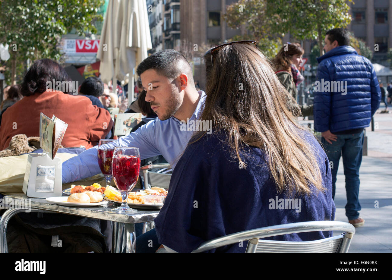 Coppia pranzo pranzo tapas sangria giornata soleggiata mangiare Foto Stock