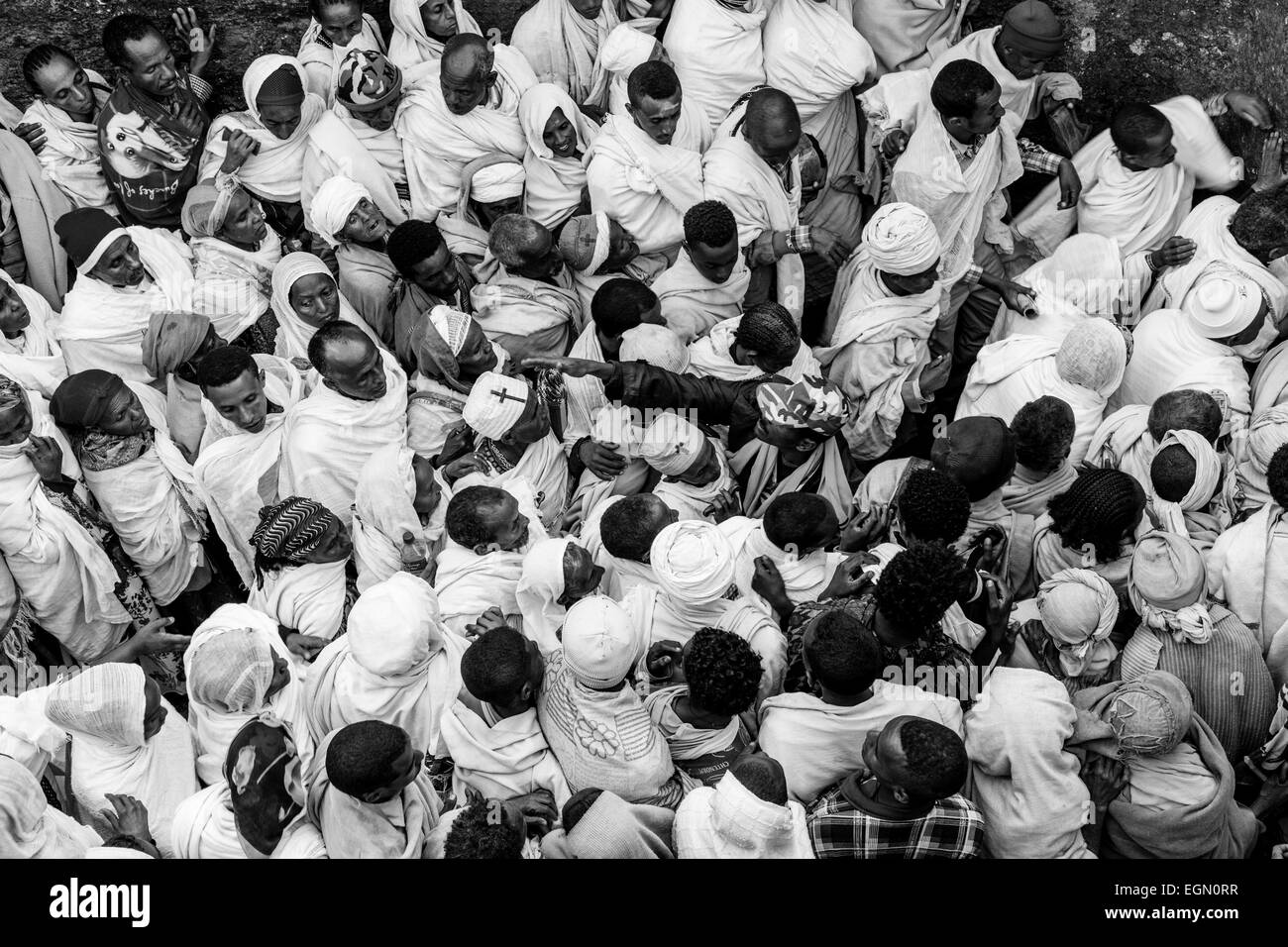 Folle di pellegrini a Lalibela per le feste di Natale, Lalibela, Etiopia Foto Stock