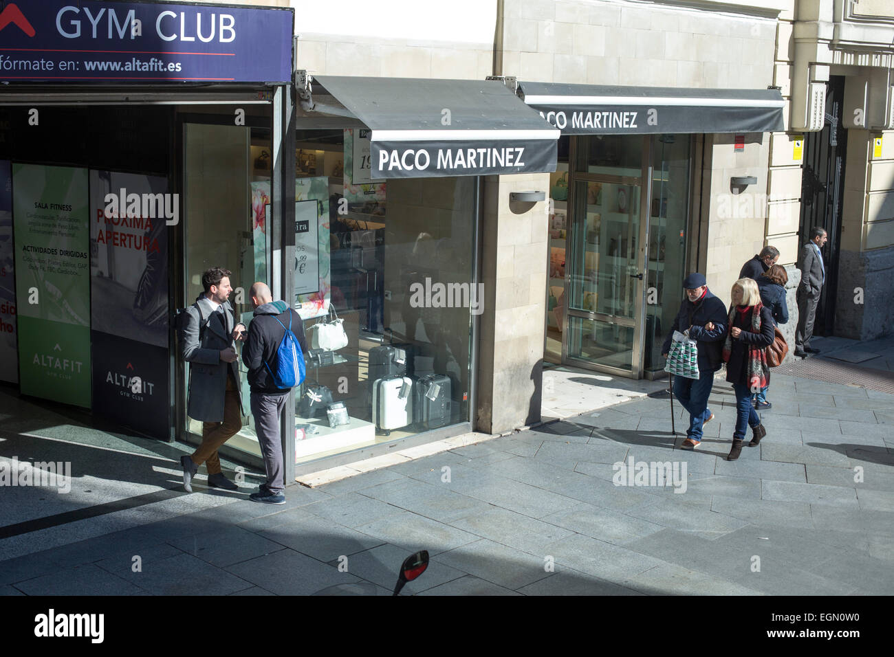Paco Martinez shop street scene Madrid a piedi parlare Foto Stock