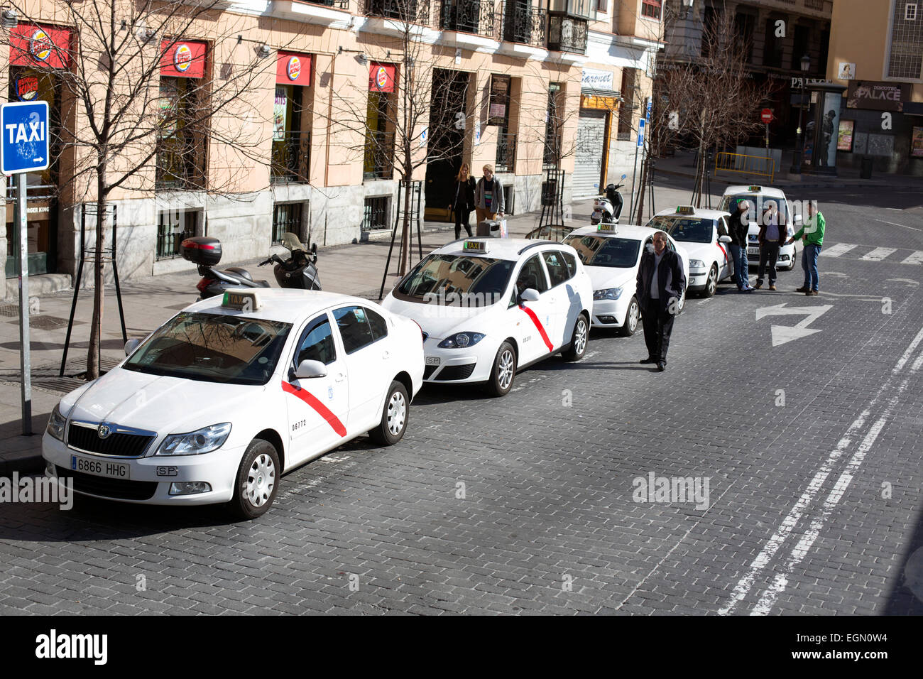Taxi rank ufficiale di coda di automobili in attesa Foto Stock