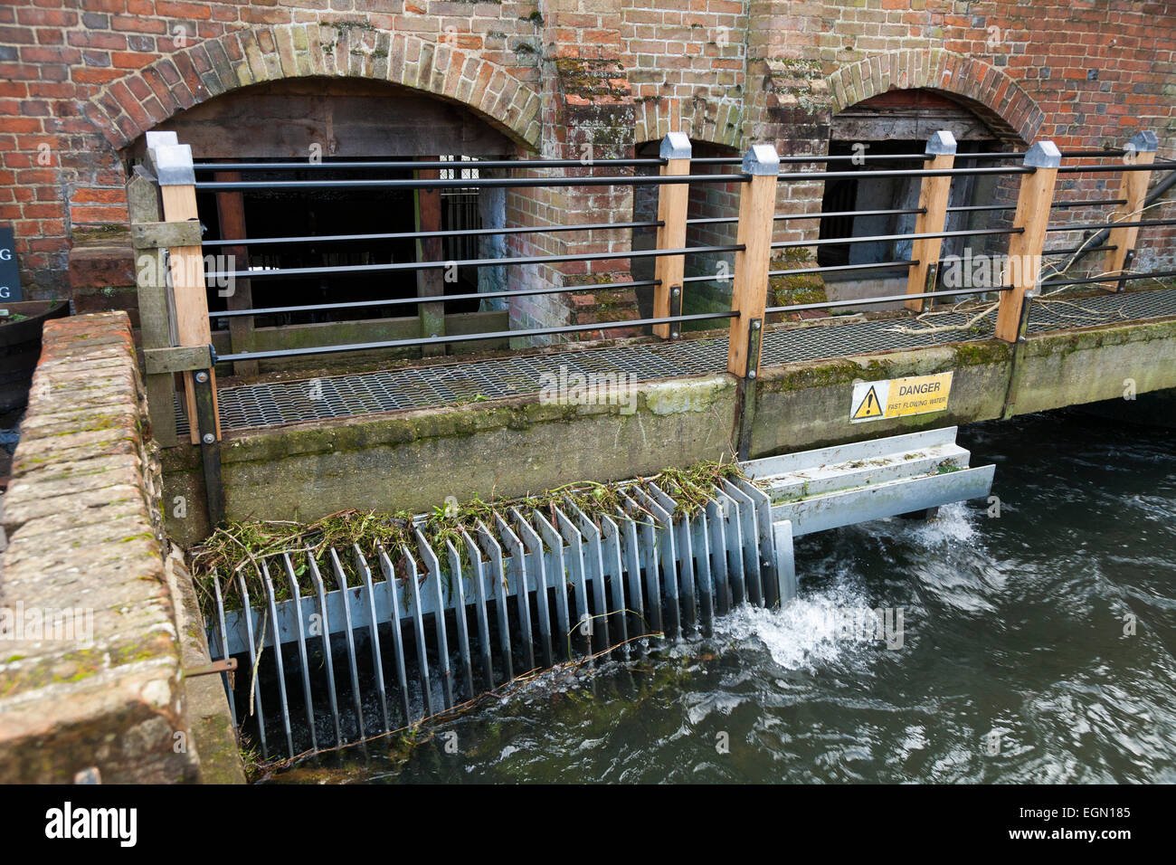 Lo spostamento acqua che fluisce intorno, In, attraverso il mulino di Winchester; essendo utilizzato per il pilotaggio di azionare la ruota di acqua. Mulino di Winchester, Regno Unito Foto Stock
