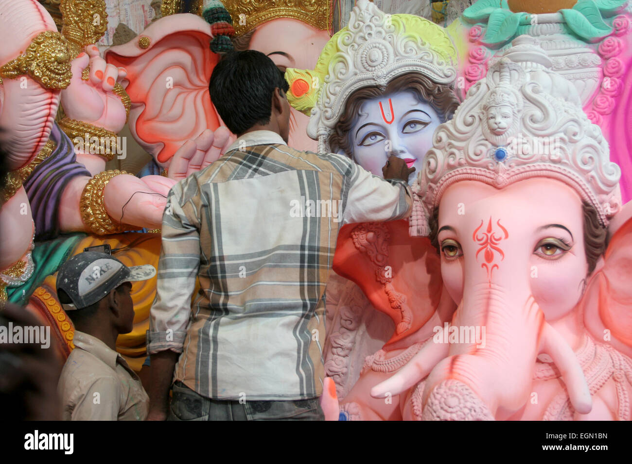 Artisti rendendo Ganesha idolo per il Ganesha Chathurthi festival indù su settembre 2,2012 in Hyderabad,AP,l'India. Foto Stock