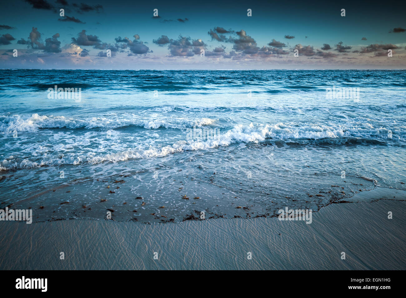 Drammatico paesaggio marino, Oceano Atlantico costa. Repubblica dominicana, Punta Cana. Tonica foto con effetto di filtro Foto Stock