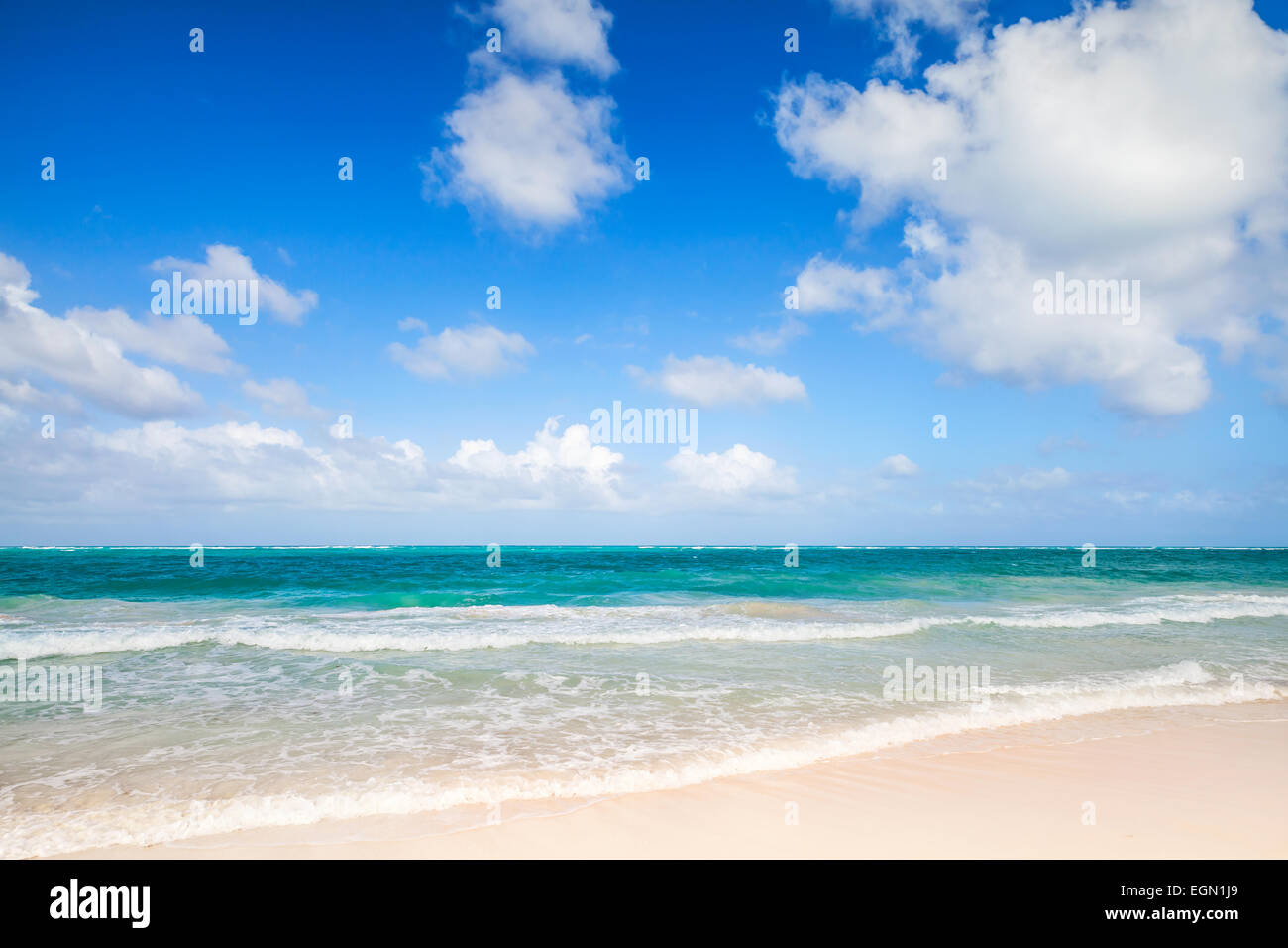 Spiaggia vuota il paesaggio costiero. Oceano atlantico costa, Repubblica Dominicana. Punta Cana Foto Stock