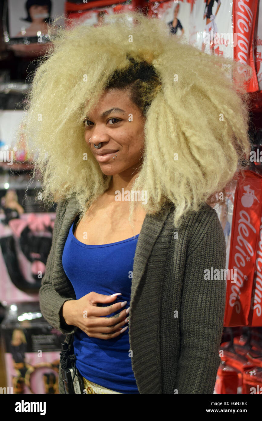 Ritratto di un lavoratore con capelli lunghi di estensione a un grande negozio di costumi nel Greenwich Village di New York chiamato l'avventura di Halloween. Foto Stock