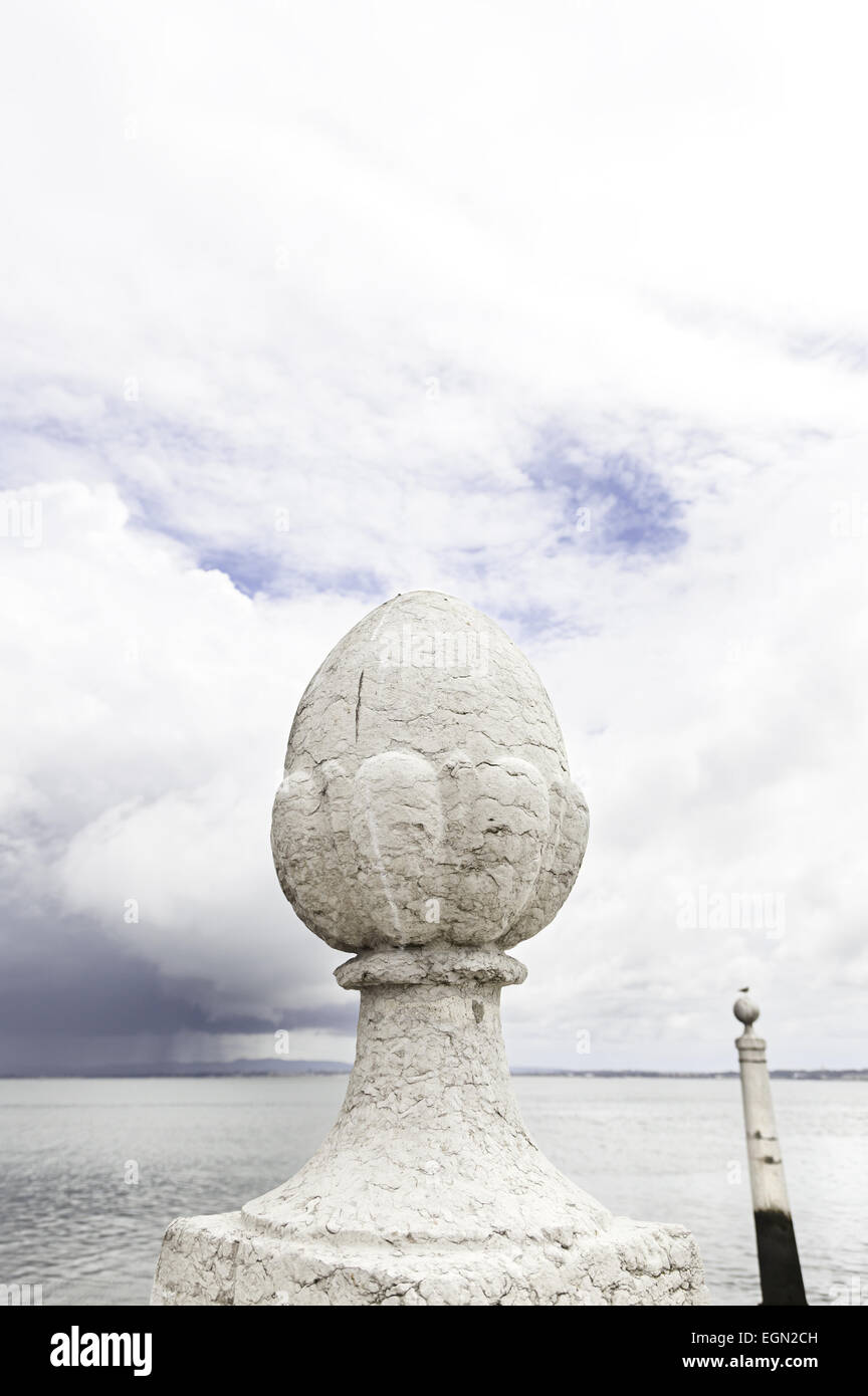 Colonne Pier (Portoghese: Cais das Colunas) dal fiume Tago a sunrise a Lisbona, Portogallo. Foto Stock