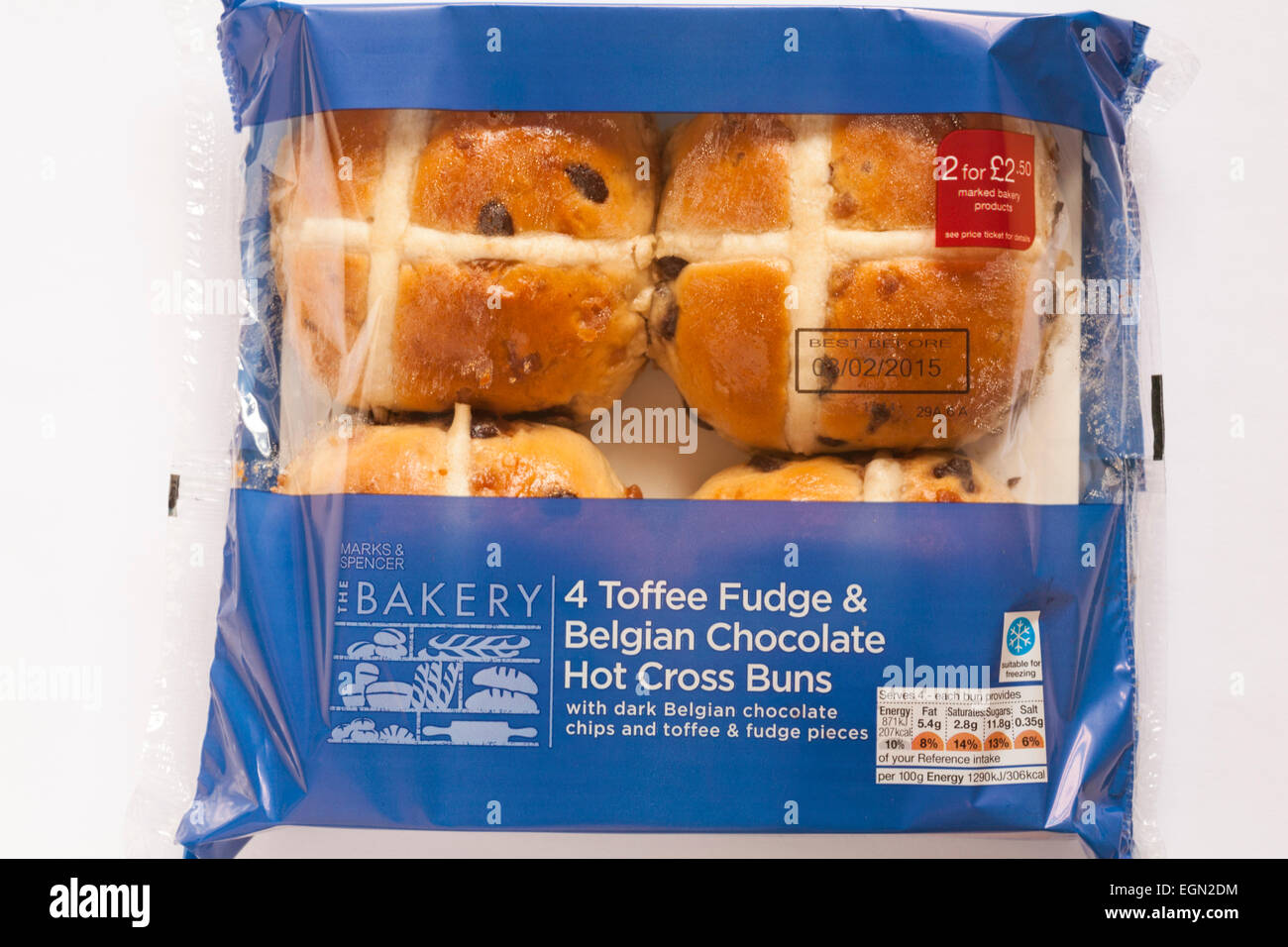 Pacchetto di Marks & Spencer 4 Toffee Fudge & Cioccolato Belga Hot Cross panini pronti per la Pasqua isolato su sfondo bianco Foto Stock